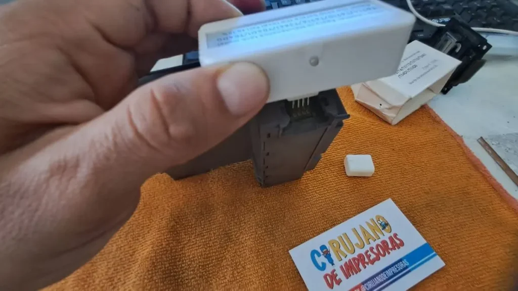 Reseteador conectado al chip de la caja Epson T04D1