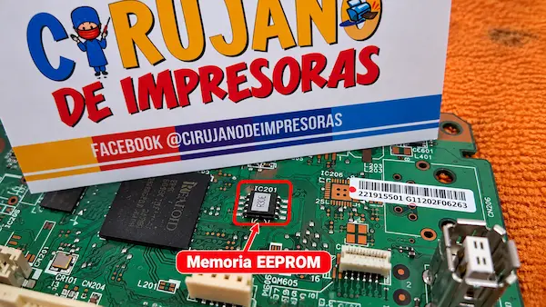 Memoria EEPROM de ocho pines identificada como IC201 en una placa electrónica de impresora